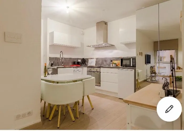 Centre Historique Avec Garage *